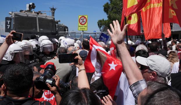 &Ouml;zg&uuml;r &Ouml;zel, valiliği dinlemedi: İzmir'de miting &ouml;ncesi arbede yaşandı