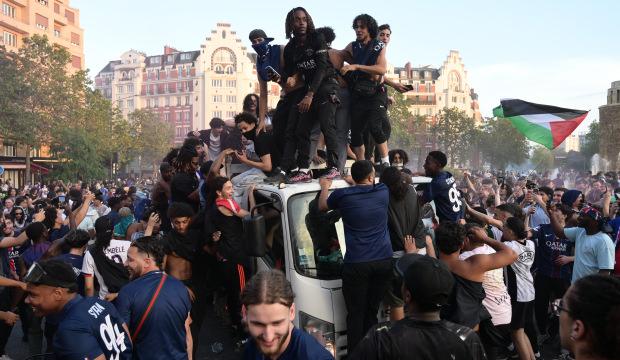 Paris'te şampiyonluk Filistin bayrağıyla kutlandı!