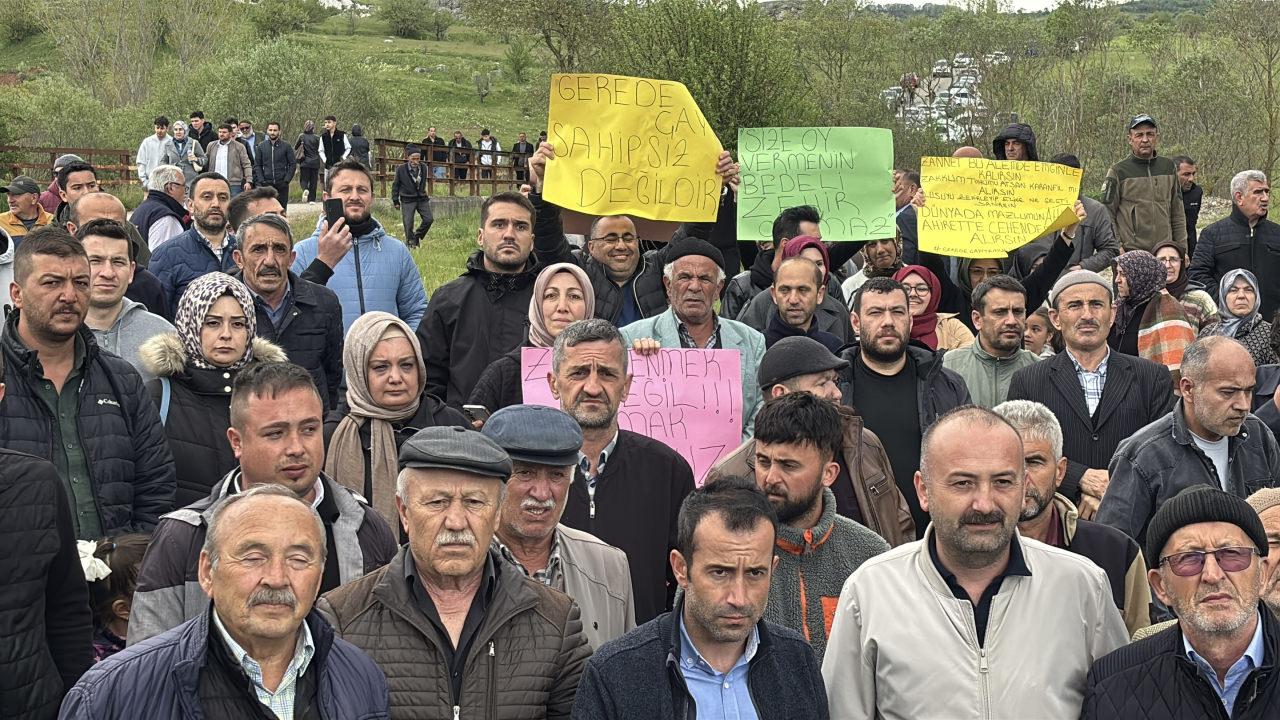 Köy halkı eylem yaptı. 