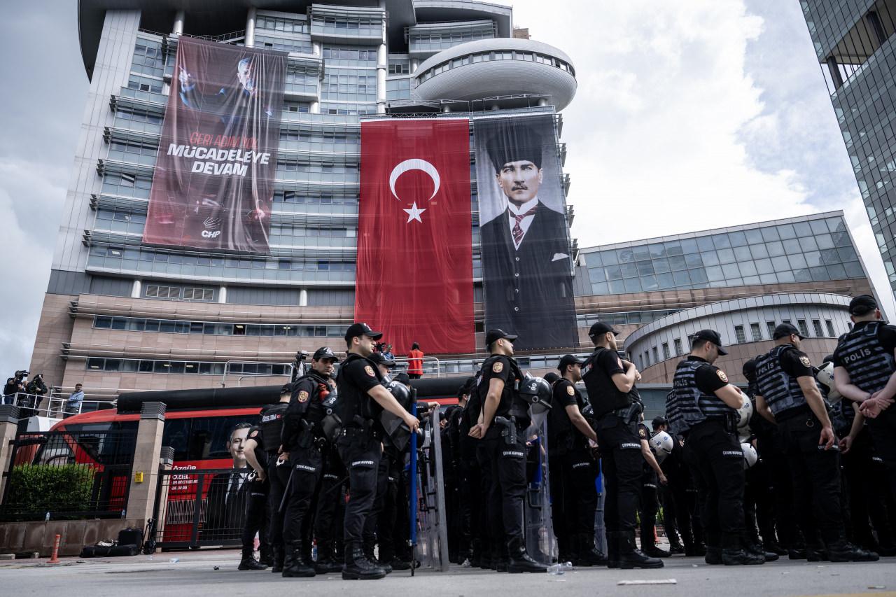 Ankara Bölge Adliye Mahkemesinin CHP kurultay davasına ilişkin kararının ardından CHP Genel Merkezi'nin tahliyesi için polis ekipleri, CHP yönetimi ile müzakere girişimlerinde bulundu.
