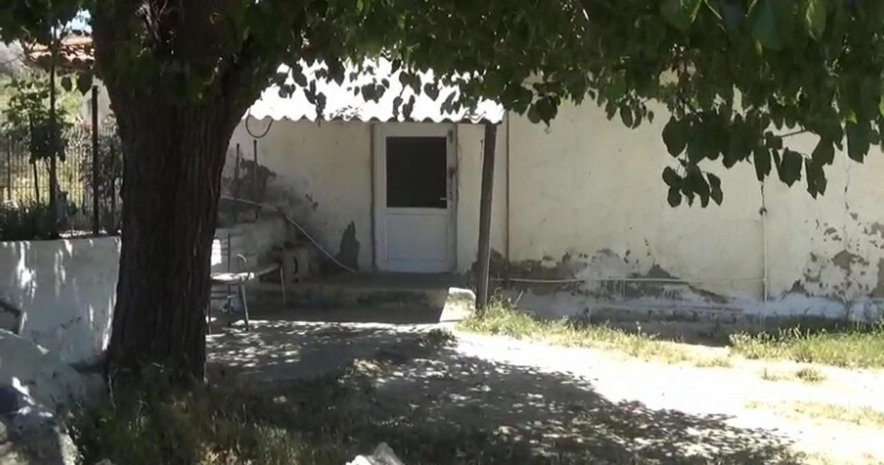 Birlikte yaşadığı kadını sopayla döverek öldürdü.