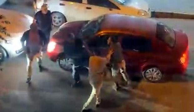 S&uuml;r&uuml;c&uuml;lerin yol verme kavgasını g&uuml;lerek cep telefonuna kaydetti
