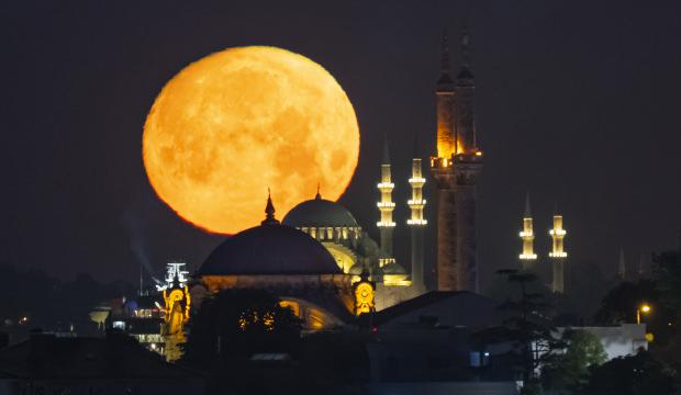 T&uuml;rkiye ve Irak semalarında b&uuml;y&uuml;leyici dolunay ş&ouml;leni 