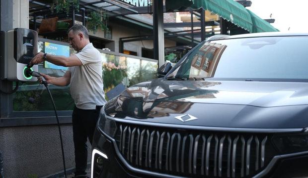 T&uuml;rkiye'de elektrikli ve hibrit otomobil satışları 150 bin sınırına yaklaştı