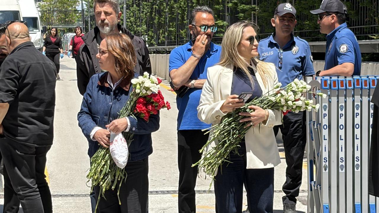 Partililer Kılıçdaroğlu'nu çiçeklerle karşıladı.