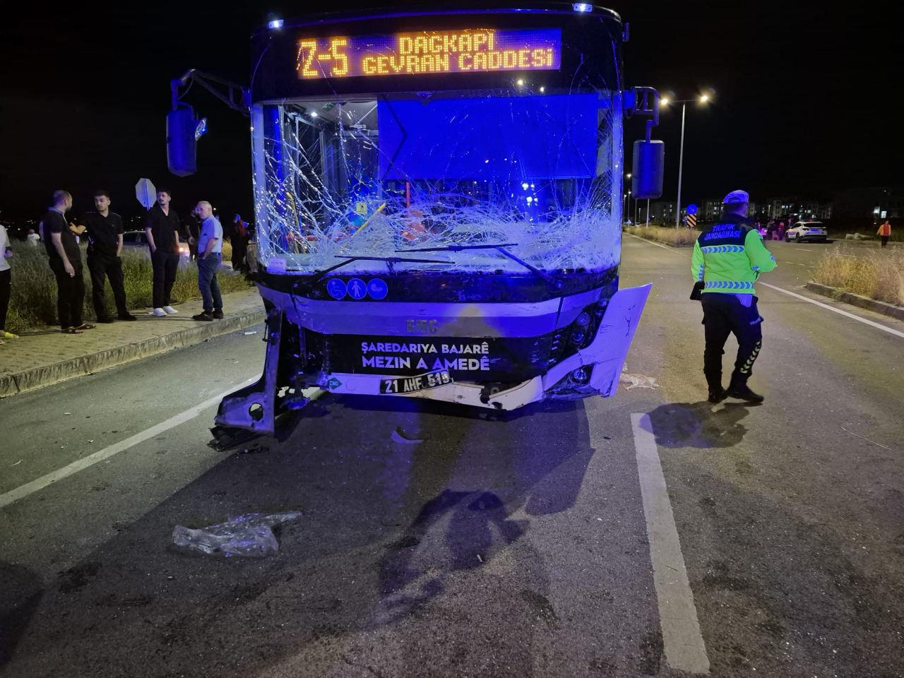 Diyarbakır’da belediye otobüsü ile otomobil çarpıştı: 2 ölü, 7 yaralı