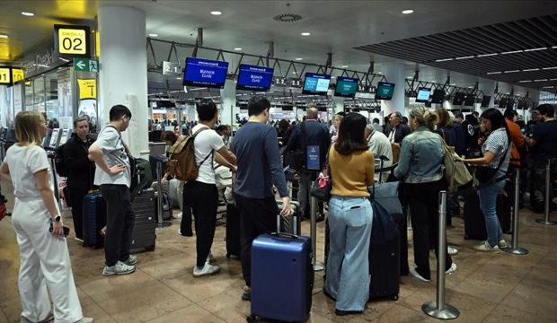 Yeşil pasaport ve vizenize g&uuml;venmeyin! AB'ye giriş &ccedil;ıkışlar değişti! İşte yeni sistem...