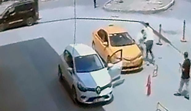 Yol verme kavgası kanlı bitti: Taksiciyi defalarca bı&ccedil;aklayıp ka&ccedil;tı