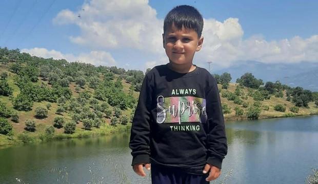 4 yaşındaki &ccedil;ocuğun kahreden &ouml;l&uuml;m&uuml;: Evlerinin &ouml;n&uuml;nde bulundu!