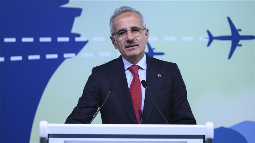 Ulaştırma ve Altyapı Bakanı Abdulkadir Uraloğlu hava yolu yolcu sayıları hakkında açıklama yapıyor.