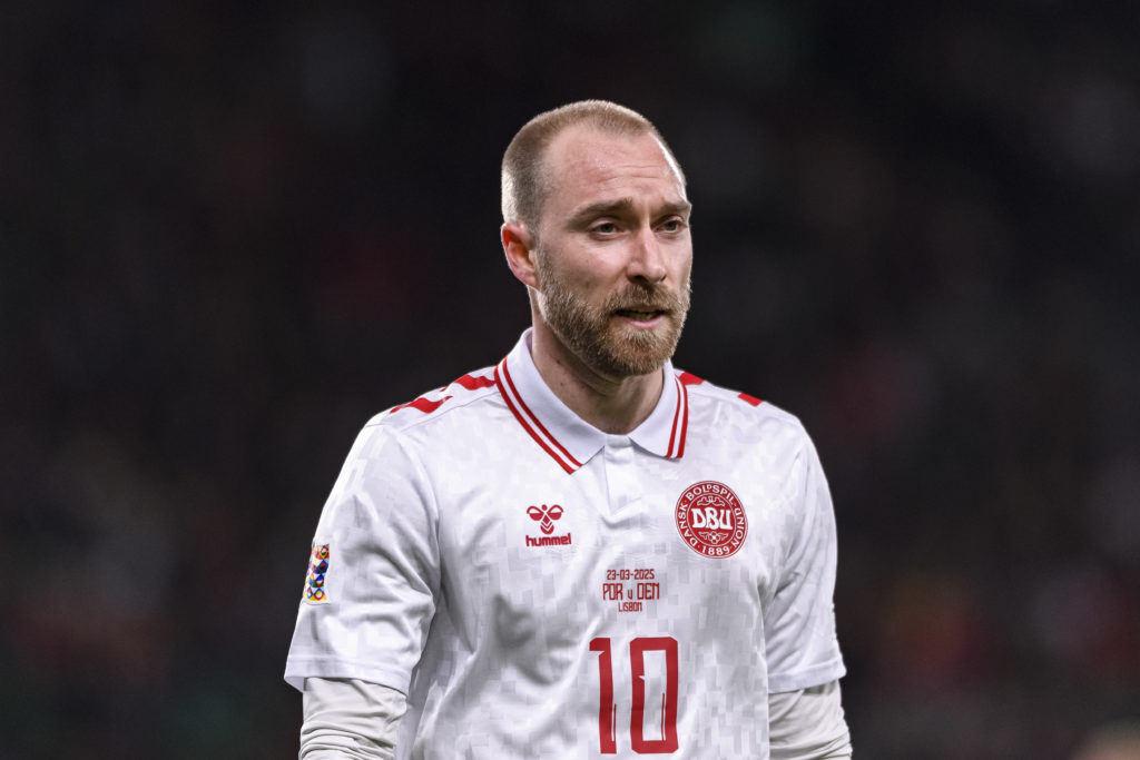 Christian Eriksen'in yerde kaldığı anı gösteren fotoğraf