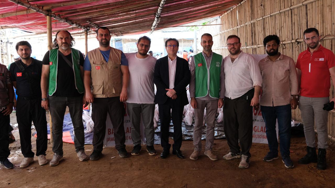 Türkiye'nin Bangladeş Büyükelçisi Ramiz Şen, bölgeye giden İHH ve Haber7 ekibiyle birlikte çalışmalara katıldı.