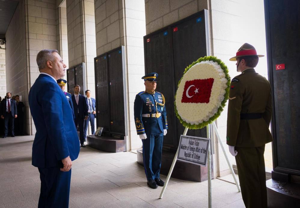 Dışişleri Bakanı Hakan Fidan, Güney Kore'nin başkenti Seul'de Kore Savaşı Anıtı'nı ziyaret ederek çelenk bıraktı.