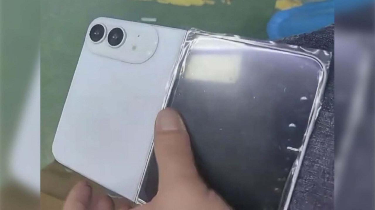 Apple'ın ilk katlanabilir telefonu olarak anılan iPhone Ultra'nın beyaz renk seçeneği ortaya çıktı. Sızıntılar, şirketin yeni modelde klasik renk stratejisini sürdüreceğine işaret ediyor.