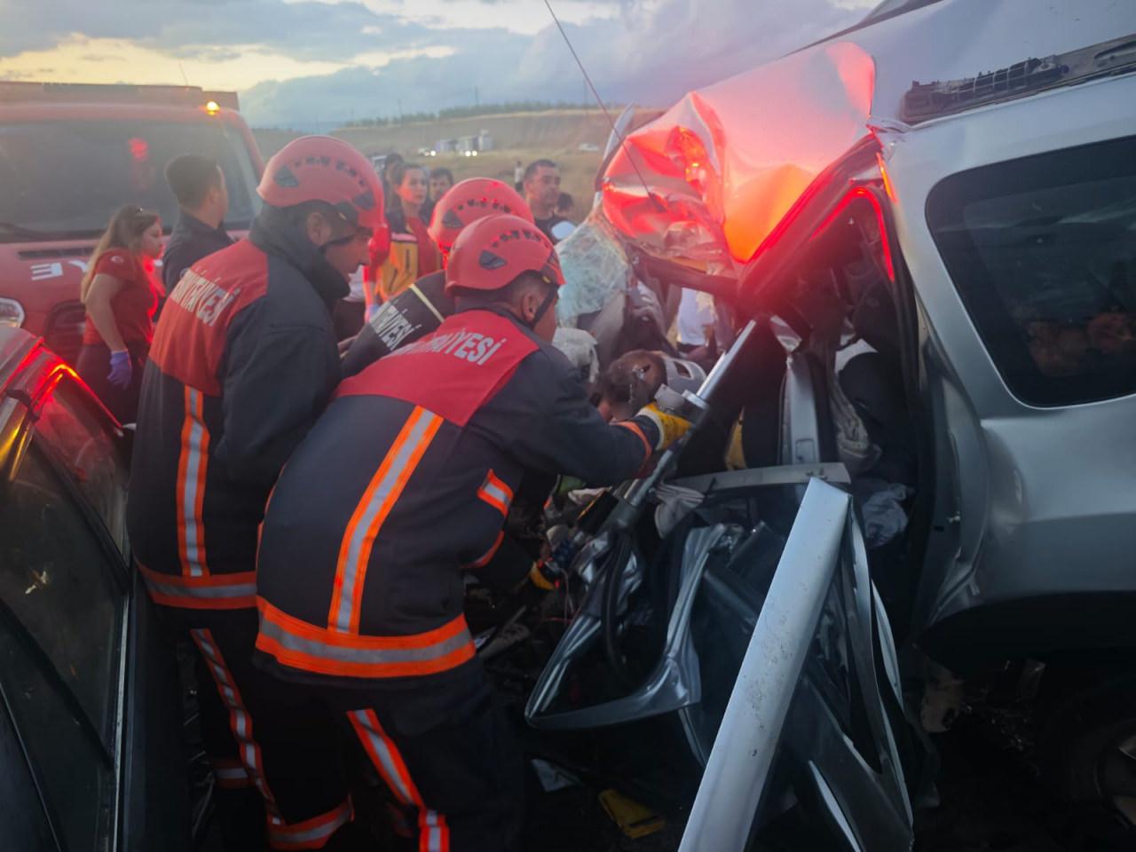 Mersin'de meydana gelen zincirleme trafik kazasına ait görüntü.