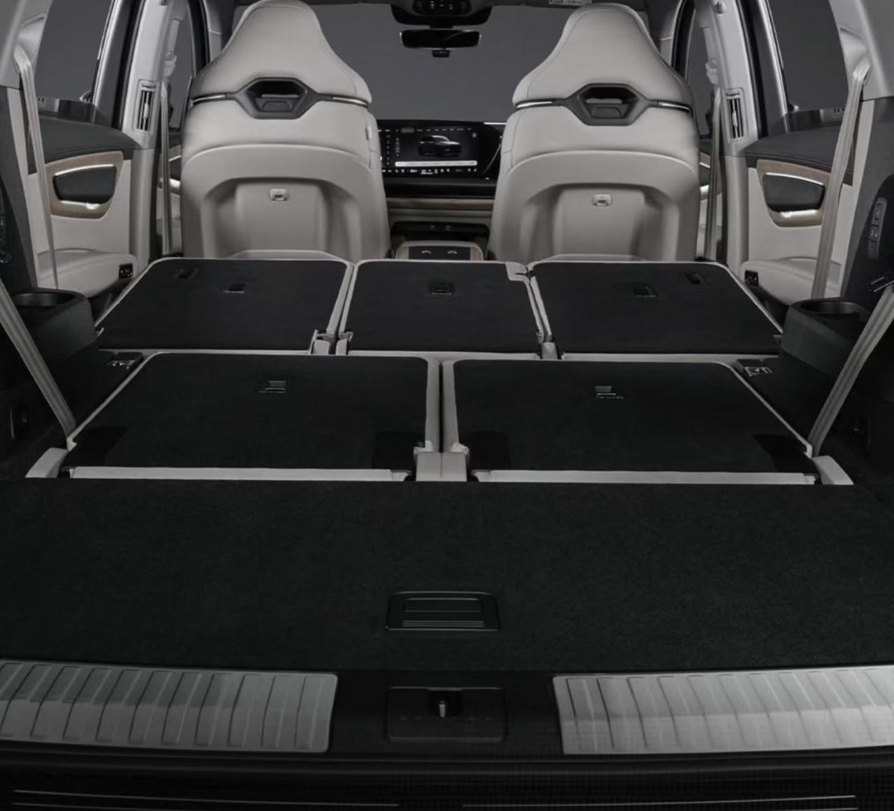 Yeni Audi Q7, geniş yaşam alanı sunan 6 ve 7 koltuklu seçenekleriyle farklı kullanıcı ihtiyaçlarına hitap etmeyi hedefliyor.