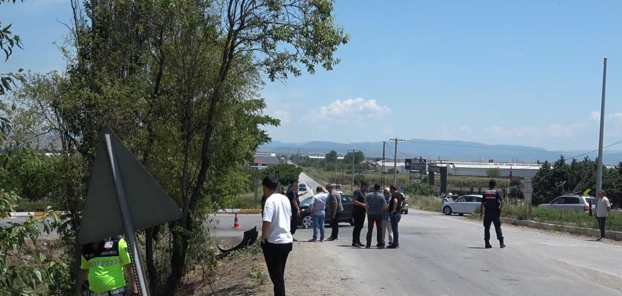 Balıkesir'de yolcu minibüsü ile otomobil kaza yaptı; 14 yaralı.