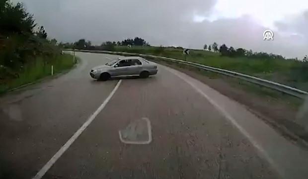 Karab&uuml;k'te 6 kişinin yaralandığı feci kaza anı ara&ccedil; i&ccedil;i kamerasına yansıdı