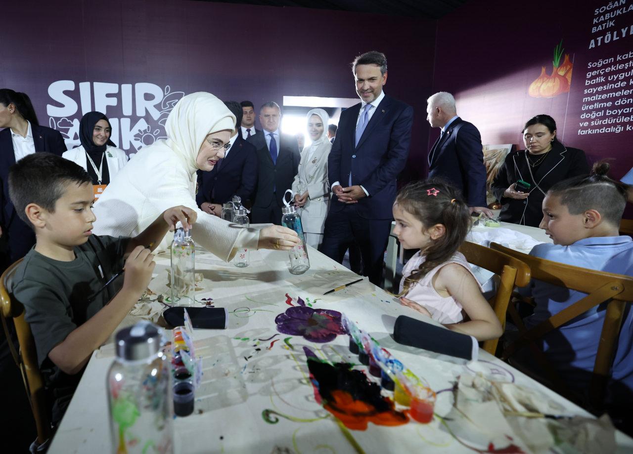 Sıfır Atık Festivali'nde çocukların geri dönüşüm malzemeleriyle sanat atölyesine katıldığı an.