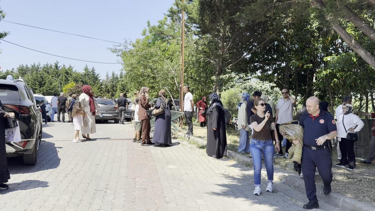 Okul otoparkında meydana gelen kazada otopark kapısı devrildi.