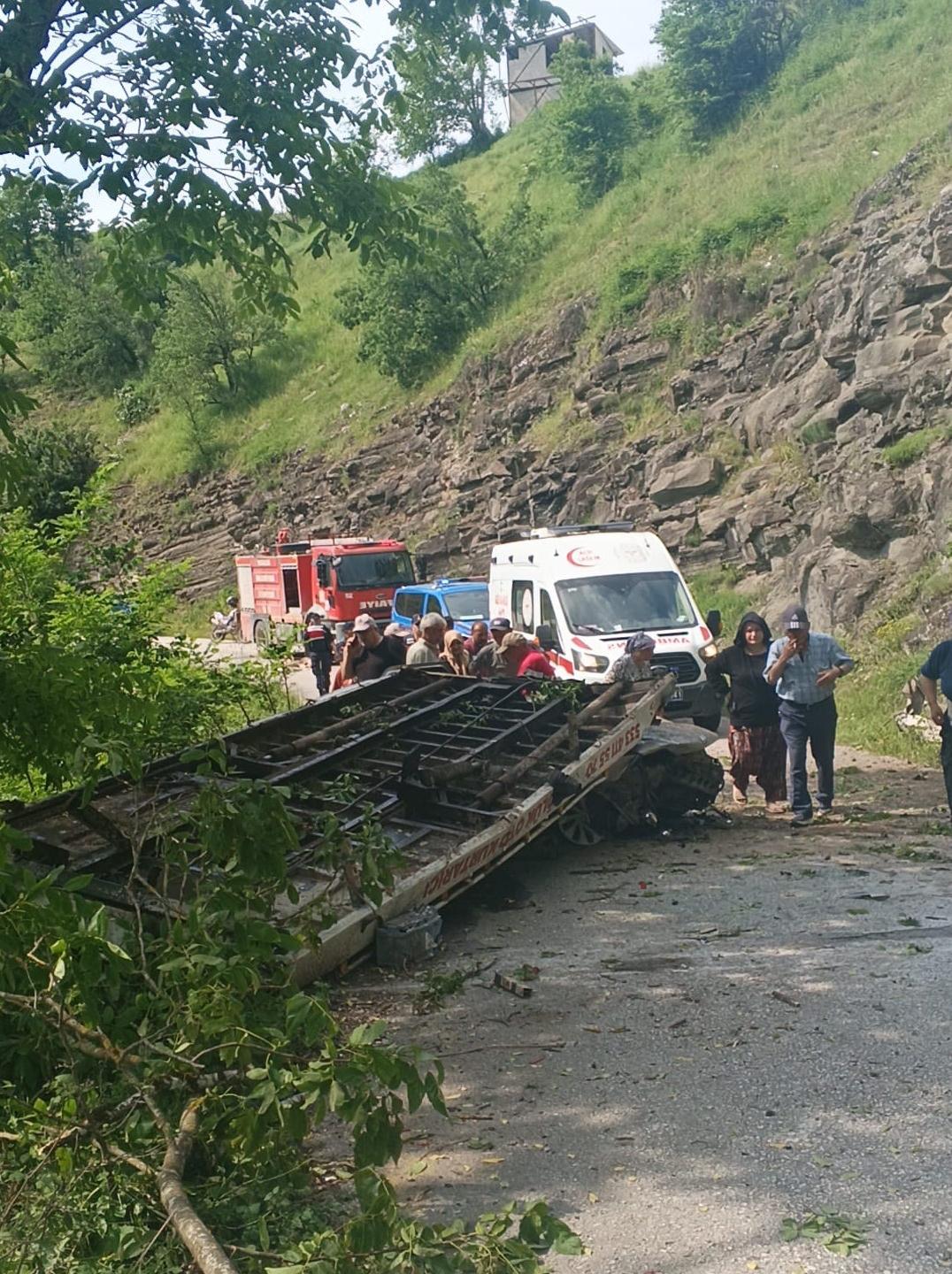 Düzce'de çekici şarampole devrildi: 1 ölü!