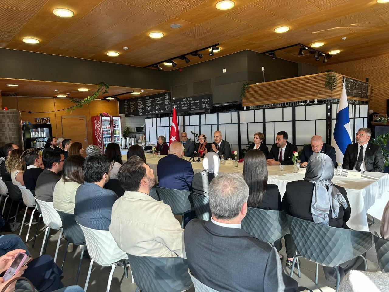 Meclis Başkanı Kurtulmuş, Helsinki’de yaşayan Türk vatandaşlarıyla buluştu.