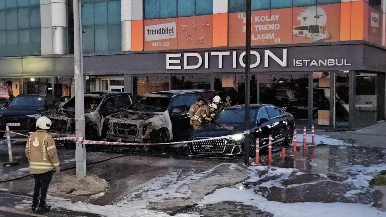 Bakırköy'de yanan lüks otomobillerden geriye kalan enkaz