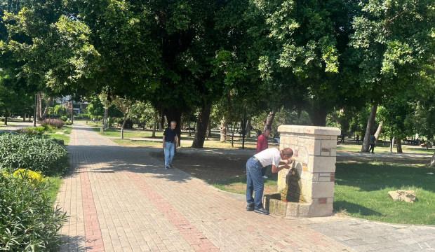 Adana kavruluyor! Termometreler 33 dereceyi g&ouml;sterdi, vatandaş isyan etti!