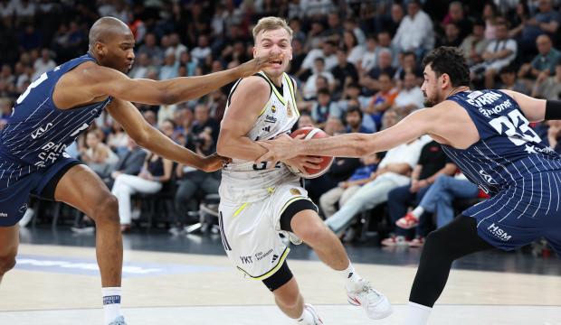 Anadolu Efes, Fenerbah&ccedil;e'yi 102 sayıyla devirdi
