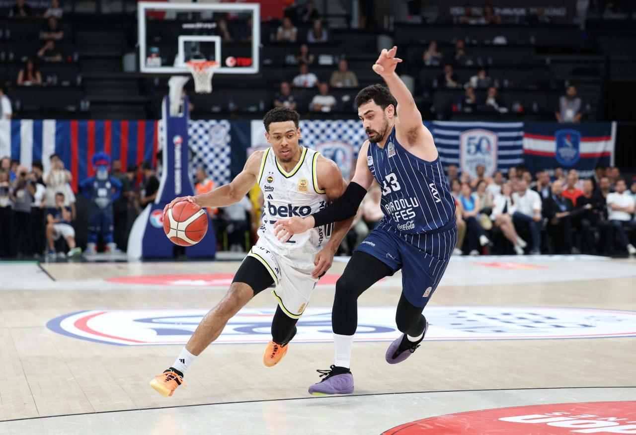 Anadolu Efes, Fenerbahçe'yi 102 sayıyla devirdi