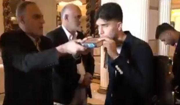 D&uuml;nya Kupası yolculuğu &ouml;ncesi Kur&rsquo;an-ı Kerim&rsquo;i &ouml;pt&uuml;ler