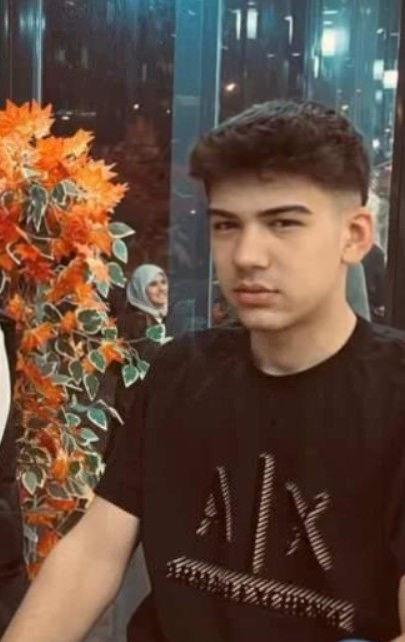  Mehmet Akdeniz (18) silahla vurularak öldürüldü.
