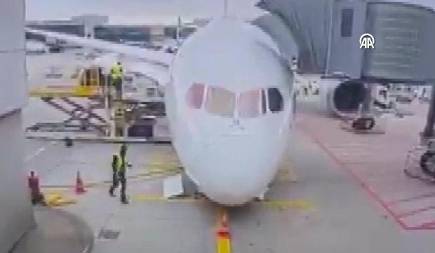 Frankfurt Havalimanı'nda aprondaki yolcu u&ccedil;ağının &ouml;n iniş takımı &ccedil;&ouml;kt&uuml;