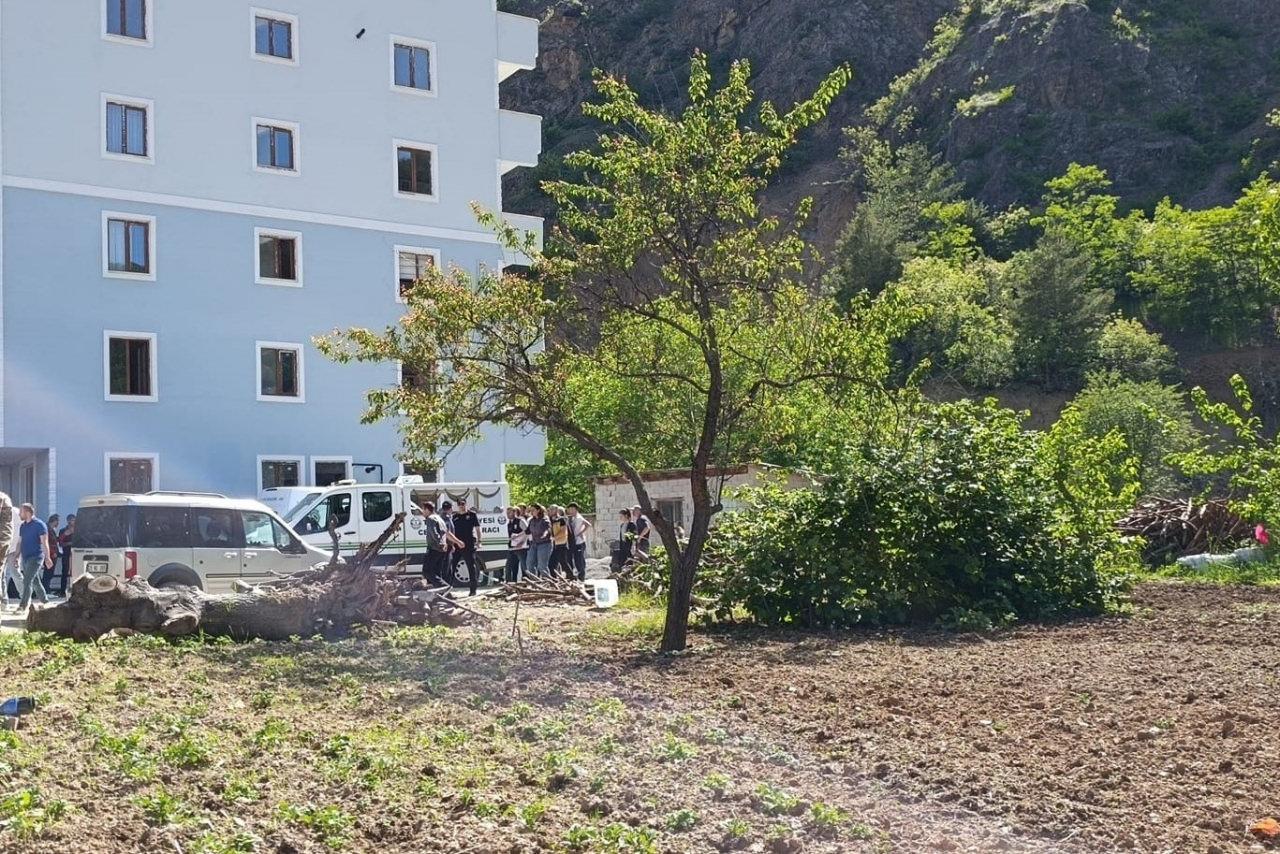 Cinayet olayının yaşandığı bölgeye ekipler sevk edildi. 
