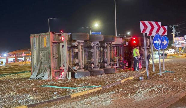 Gaziantep'te TIR devrildi; 17 ton arpa yola sa&ccedil;ıldı