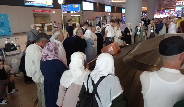 Hacılar yurda d&ouml;n&uuml;yor: Havalimanında duygusal anlar