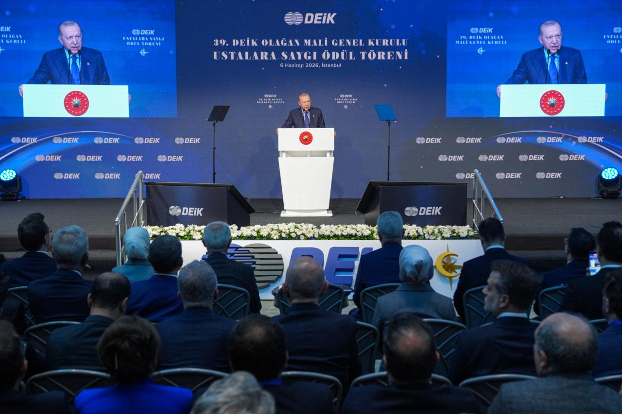 Cumhurbaşkanı Erdoğan DEİK Genel Kurulu'nda konuşma yaparken