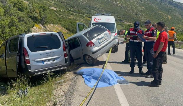 Isparta'da iki otomobil &ccedil;arpıştı! &Ouml;l&uuml; ve yaralılar var!
