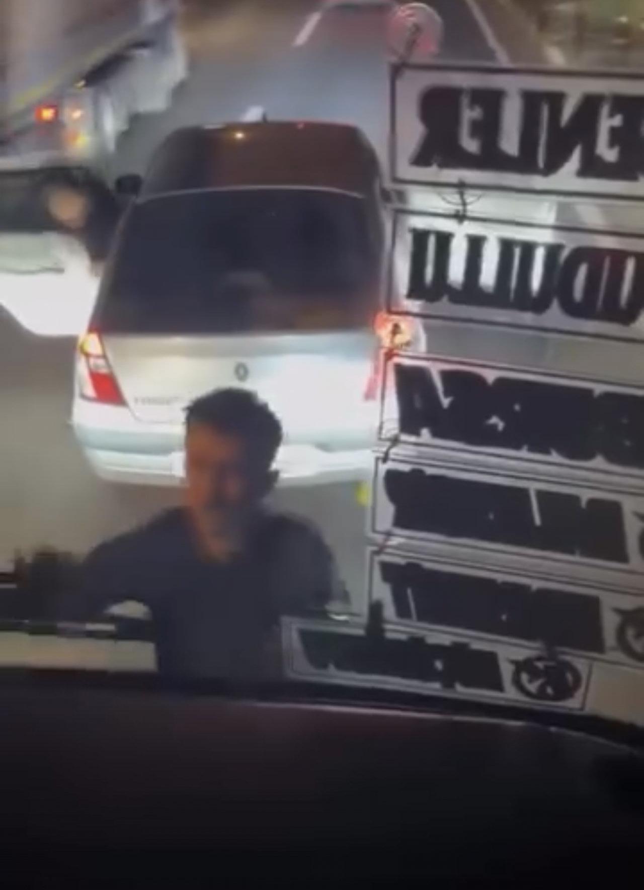 Alkollü sürücü otobüsün önünü kesti.