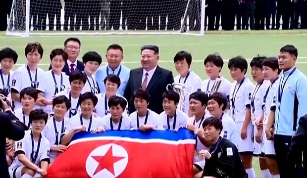 Kim jong-un'u g&ouml;ren kadın futbolcular g&ouml;zyaşlarına boğuldu
