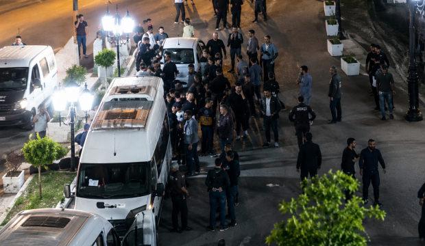 Kına gecesi değil sanki bı&ccedil;aklı ve sopalı meydan muharebesi: 8 yaralı