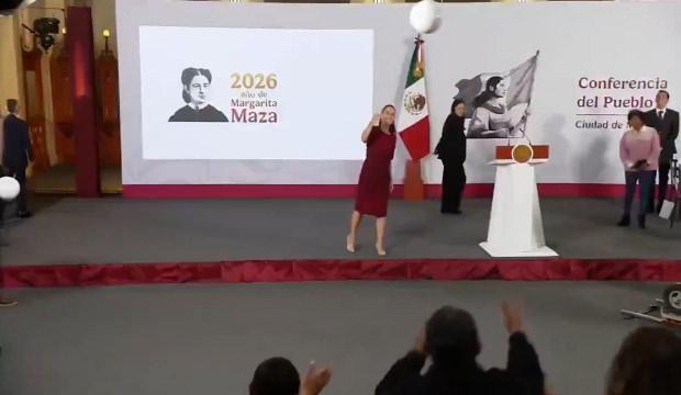 Meksika lideri Sheinbaum'un attığı topu tutmak isteyen gazeteci yere d&uuml;şt&uuml;