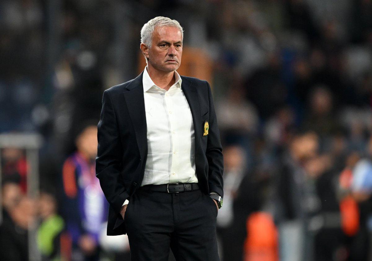 Jose Mourinho saha kenarında düşünceli bir şekilde duruyor