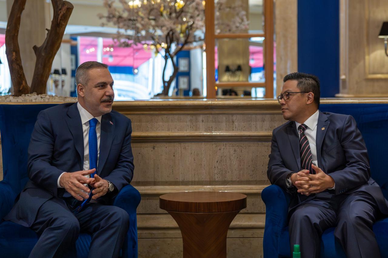 Dışişleri Bakanı Hakan Fidan, Endonezya'nın başkenti Cakarta'da, Endonezya Dışişleri Bakanı Sugiono ile görüştü.