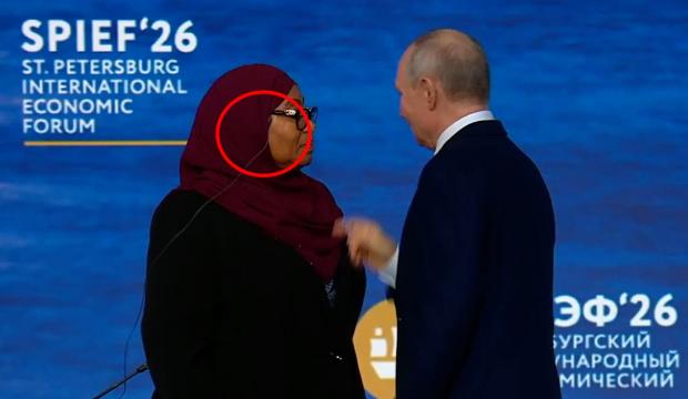 Putin'in canlı yayında mikrofon m&uuml;dahalesi sosyal medyada g&uuml;ndem oldu