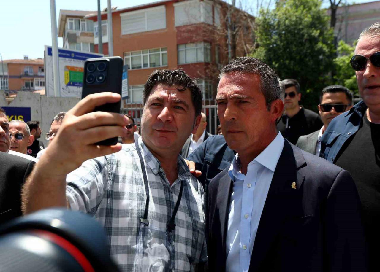 Ali Koç oy kullanırken