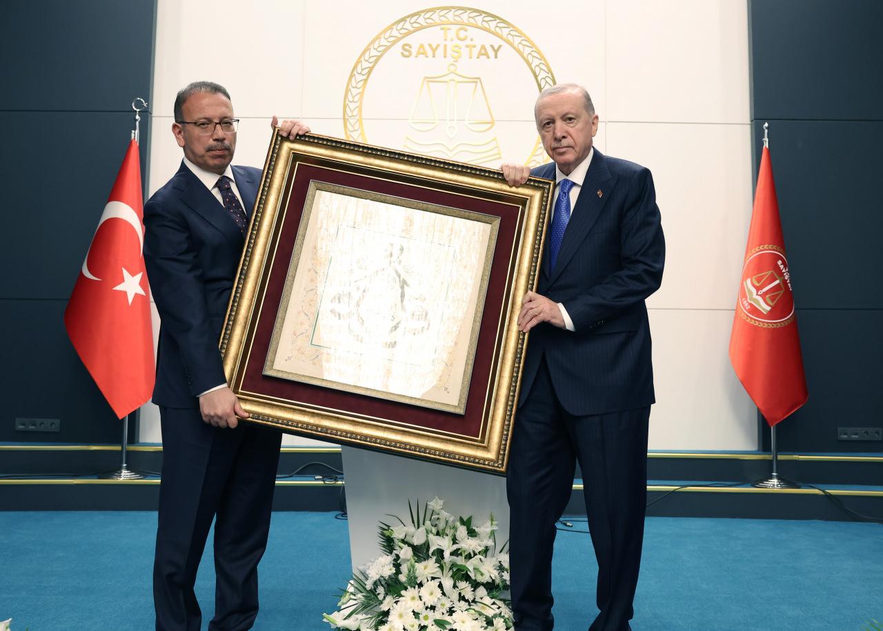 Törende Sayıştay Başkanı Metin Yener, Cumhurbaşkanı Erdoğan'a hediye takdim etti