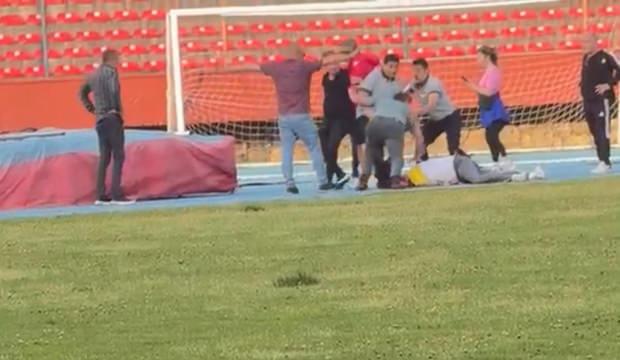 Şiddet g&ouml;ren &ouml;ğretmenin ağabeyinden eski eşe stadyumda meydan dayağı