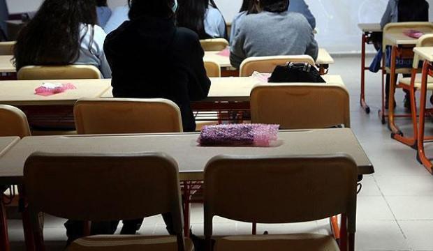 Sınıfta kalınca m&uuml;d&uuml;r yardımcısını tehdit etti! Mahkeme okulunu değiştirdi