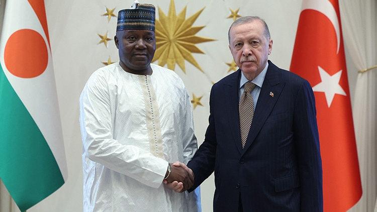 Cumhurbaşkanı Erdoğan ve Nijer Cumhurbaşkanı Abdurrahman Tchiani baş başa görüşme gerçekleştiriyor.